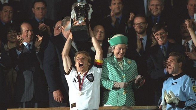 Tiền đạo Juergen Klinsmann, một trong những cầu thủ Đức chơi hay nhất EURO 1996 giơ cao chức vô địch